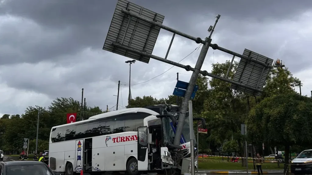 İstanbul’da yolcu otobüsü kaza yaptı: 2’si ağır 30 yaralı!