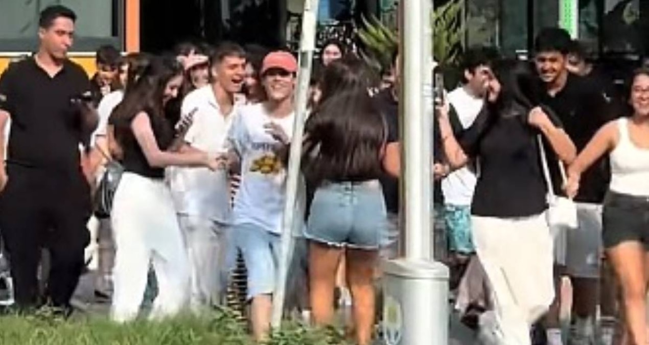 TikTok çılgınlığı Adana’da kontrolden çıktı: Fotoğraf çektirmek için birbirlerini ezdiler